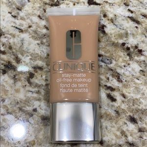 Clinique Stay Matte Foundation